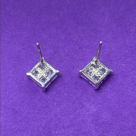 💛 Classic Silver Crystal Stud Earrings - Picture 2 of 4